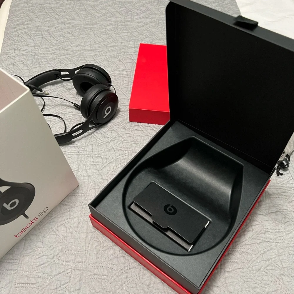 Beats by Dre Black EP Headphones with Red Box - Picture 3 of 4